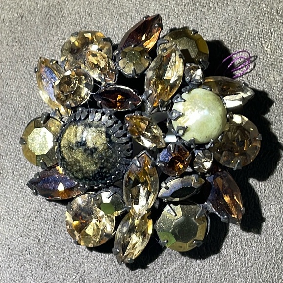Regency signed sparkly prong set raised brooch - Picture 1 of 6